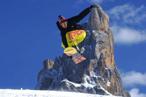 Snowboarding v Passo Rolle.