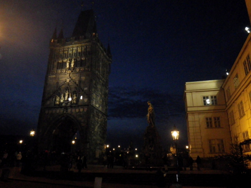 Praha v noci. Staroměstská mostecká věž.