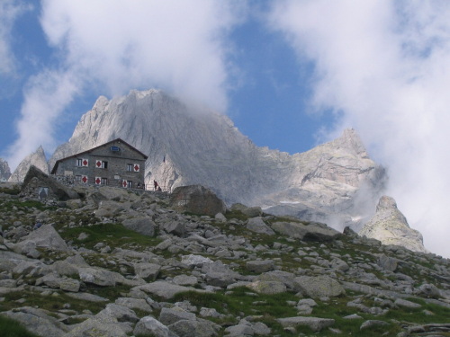 Rifugio Luigi Gianetti. Nad ní se vypíná Badile.