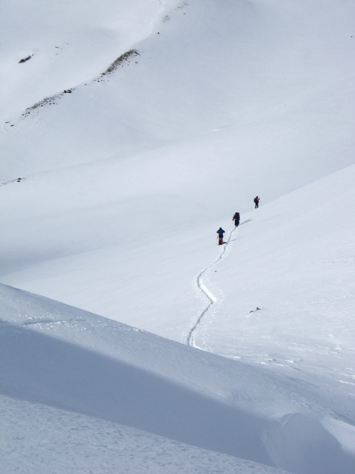 Skialpinisté stoupají na Bliggschartl.