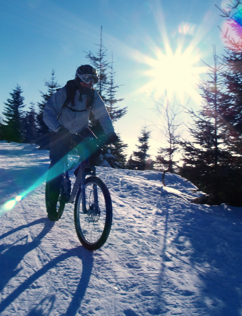 Zimní cyklistika v Krkonoších.