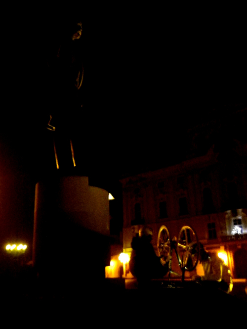 Noční cyklisté u sochy T.G.Masaryka na Hradčanském náměstí v Praze.
