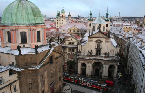 Praha, náměstí Křižovníků. Vlevo klášter Křižovníků, uprostřed jezuitská kolej Klementinum a meteorologická věž, vzadu vlevo Staroměstská radnice a na obzoru vpravo Žižkovská věž.