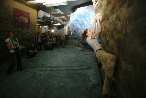 Lokal Blok. Bouldering na umělé stěně.