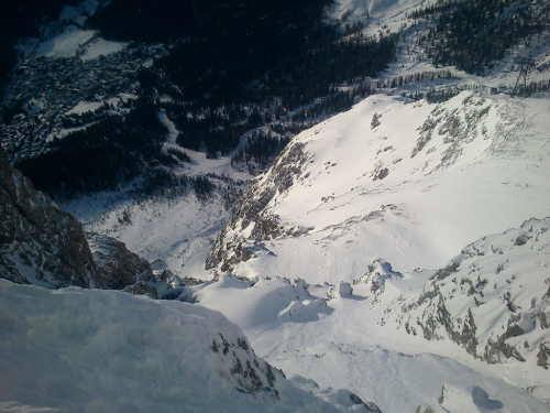 Pohled z La Rosetta do Col Verde a níž do San Martino. Tudy jezdí jen extrémní lyžaři za ideálních podmínek. 