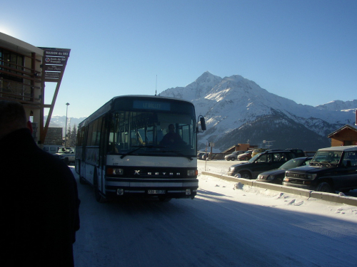 Tignes, ranní skibus.