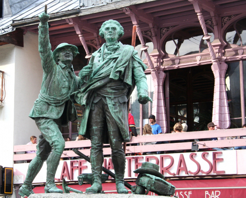 Chamonix. Na Mont Blanc vystoupili ledovcem Bosson poprvé 8. srpna 1786 Jacques Balmat a Michel Paccard.