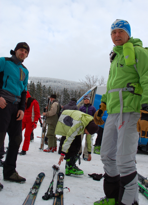 Braňo Adamec, šéf české Salewy, na skialpových lyžích (vpravo).