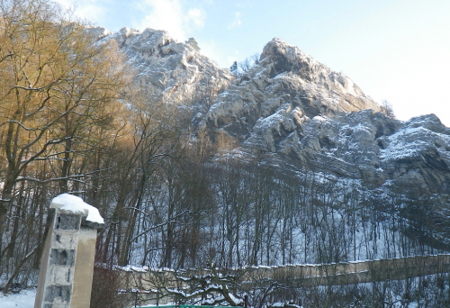 Svatý Jan. Trojúhelníková stěna nad klášterem.