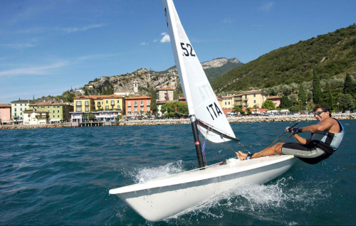 Závodní jachting na Lago di Garda.