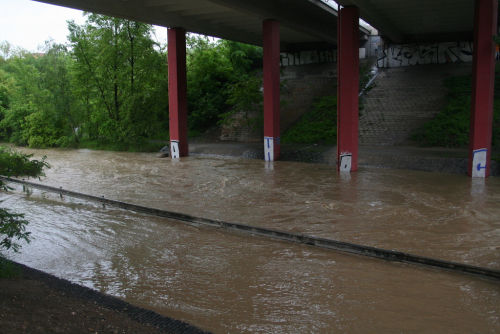 Botič zaplavil vedlejší ulici pod Jižní spojkou v Praze.