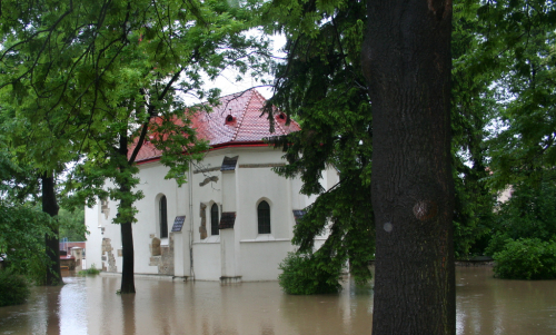 Kostel Panny Marie u Hamerského rybníku.