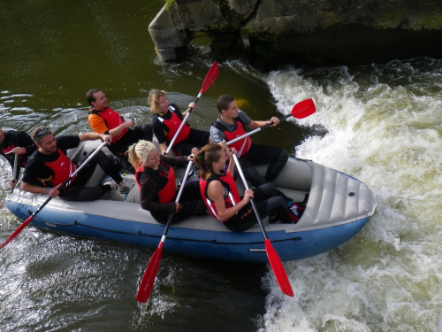 Sázava. Raft vjíždí do jezu Brejlov.