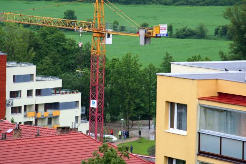 Kaskády u Botiče v Práčích. Nešťastně postavená novostavba.