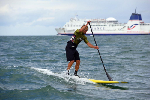 Laird Hamilton překonává na surfovém prkně kanál La Manche.