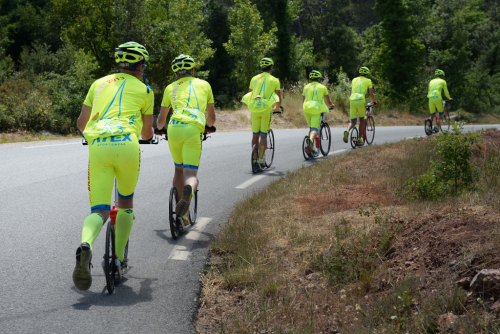 Tour de France na koloběžkách.