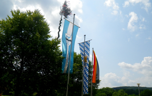 Schwarzach teče z Českého lesa do Náby (Oberpfälzerwald Wald und Naab).