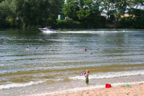 Jezero Křenek (pískovna Ovčáry). ...jako u moře.