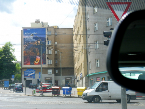 CzechTourismus. Tak vidí reklamu na cestování v Česku řidič, který zastaví na křižovatce Olšany.