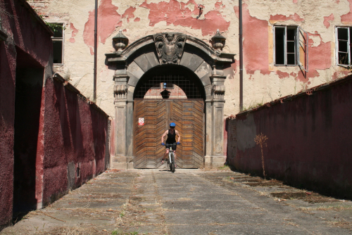 Brána opuštěného zámku Kounice. 