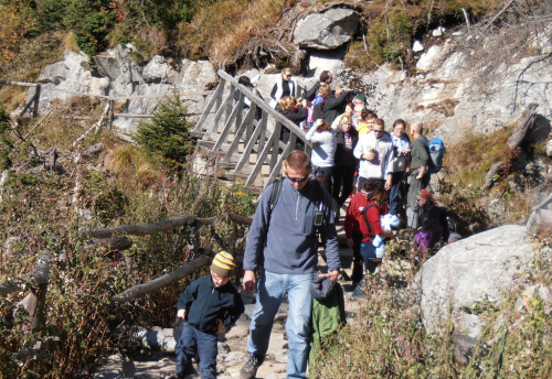 Vysoké Tatry, Obrovský vodopád. Magistrála je v říjnu plná turistů.
