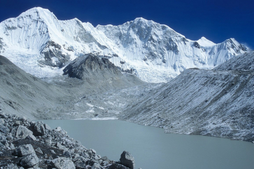 Baruntse (7162 m), Vpravo je hlavní vrchol při pohledu z údolí Hongu.