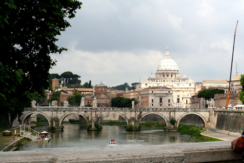 Řím, mosty přes Tiberu a bazilika svatého Petra.