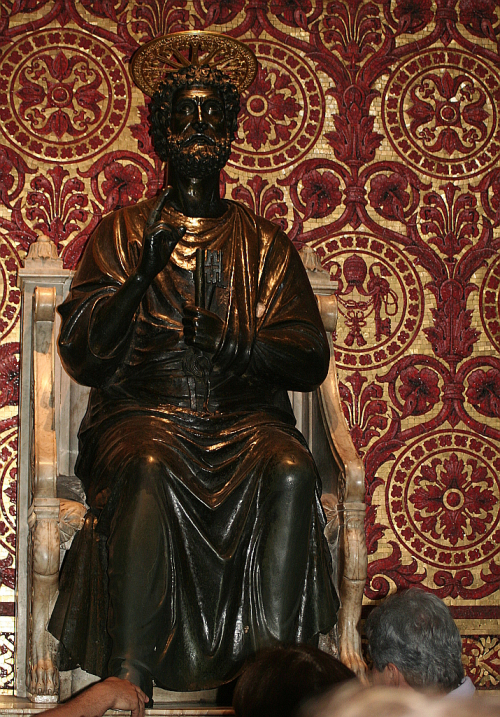 Vatikán, bazilika svatého Petra, bronzová socha prvního papeže.