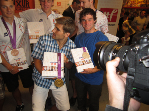 Vavřinec Hradilek (vpravo) představuje knihu o olympiádě v Londýně.