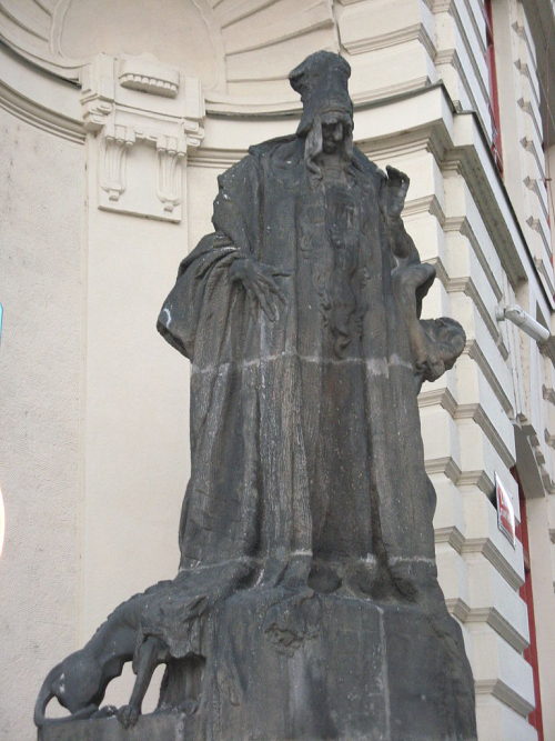 Maharal - Rabi Jehuda Löwy ben Becalel. Socha na pražské radnici od Ladislava Šalouna (1910).