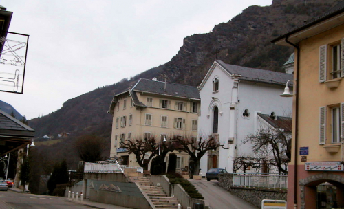 Brides les Bains. Kostel na náměstí.