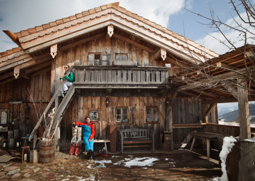 Jarní túra na sněžnicích vede na chatu vysoko nad Saalbach.