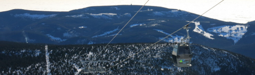 Lanovka na Sněžku. V pozadí Černá hora.