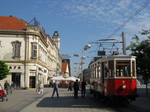 Osijek v Chorvatsku. Tramvaj na náměstí Ante Starčeviće před hotelem Central.