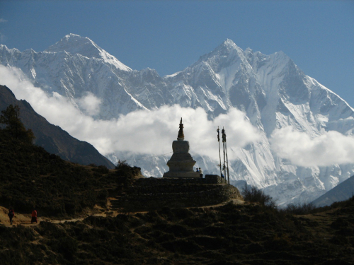 Nepál. Sagamartha Trek: pohled na Mount Everest a Lhotse.