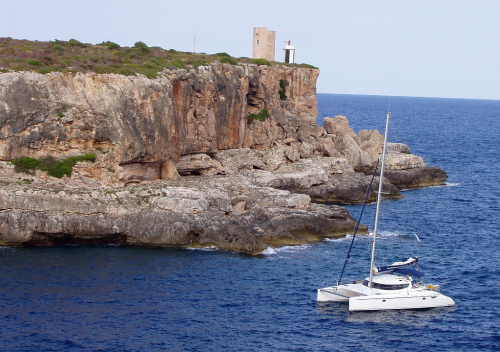 Mallorca. Katamaran vjíždí do přístavu Figuera.