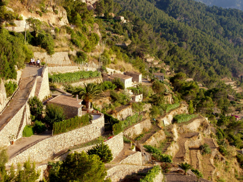 Mallorca, Banyalbufar, terasy nad mořem. Tradiční vesnice, kterou založili turečtí nájezdníci.