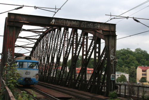 Železniční most v Praze přes Vltavu.