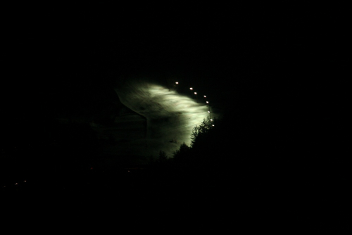 Bormio, sjezdovka je osvětlená pro noční lyžování.