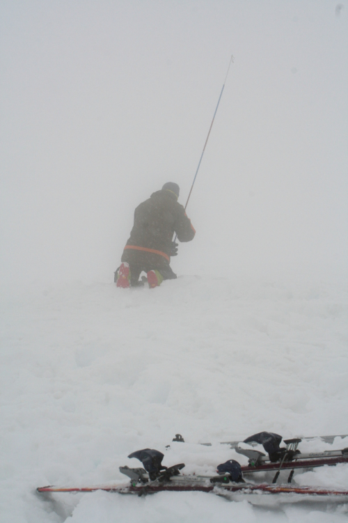 Monte Breva (3104 m). Nehledáme zasypaného pod lavinou, ale kešku pro geocaching pod sněhem.