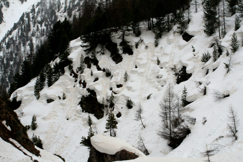 Závěrečný kuloár Valle del Monte je těhotný malými lavinami.
