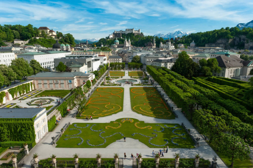 Pohled na Salcburk (Salzburg) ze zahrady zámku Mirabell.