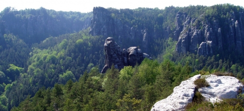 Rathen od východu: Talwächter a za ním Gansfelsen.