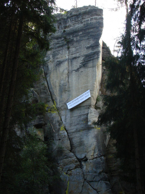 Teplické skály, Vlčí rokle. Lezec = vymyšlený škůdce přírody.