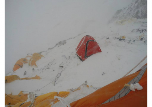 K2. Děsné počasí. Ve výškovém táboře camp 2 hodně stanů padlo.