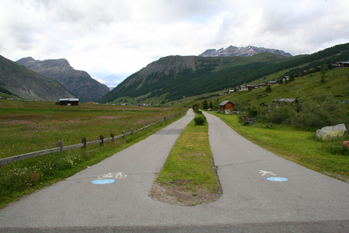 Livigno. Cyklostezka v údolí jasně odděluje pěší a cyklisty.