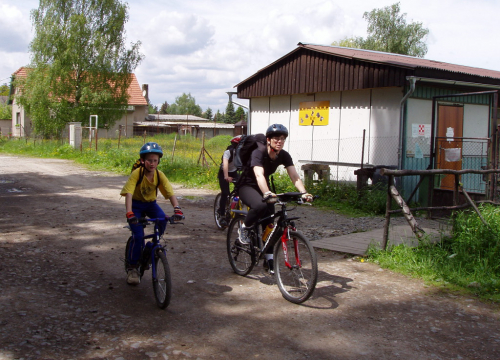 Rodinná cyklovyjížďka z Prahy na Okoř.