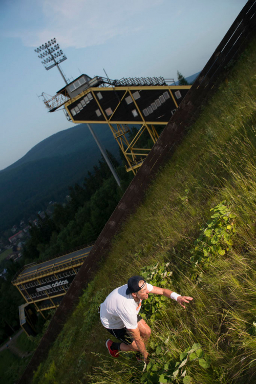 Harrachov. Jan Kubíček trénuje výběh na skokanský můstek.