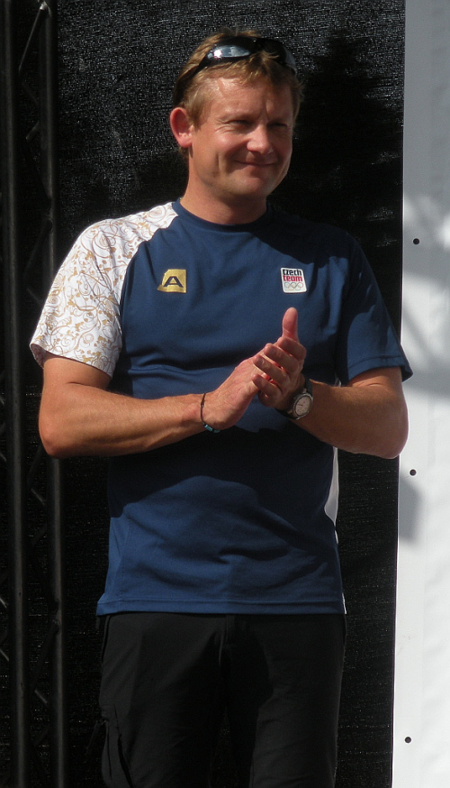 Martin Doktor jako olympijský činovník tleská na Jizerské 50 RUN. 