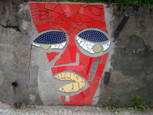 Mozaika v Chorvatské ulici v Praze na Vinohradech.